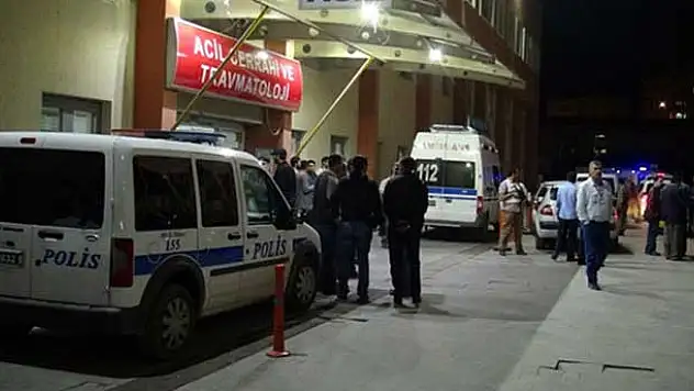 Yol kesen PKK'lılar korucularla çatıştı: 1 korucu ağır yaralı