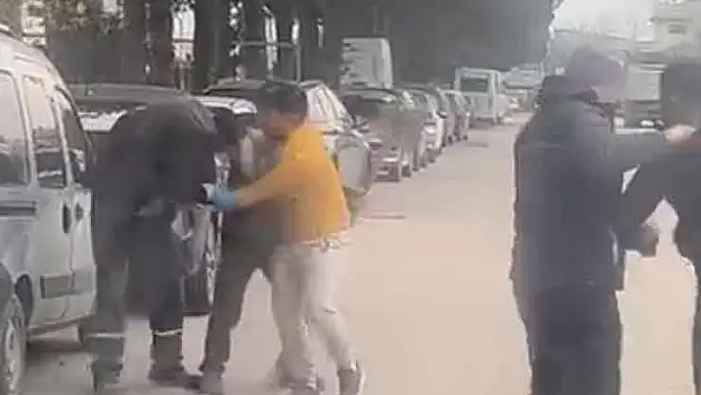 Yol ortasında yumruklu kavga kamerada