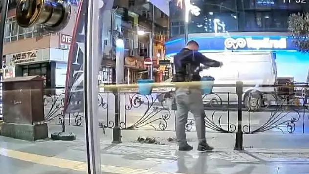 Yol üzerinde bulunan saksıların toprağını etrafa saçtı, yaptığına kimse anlam veremedi
