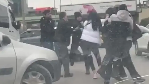 Yol verme kavgasında tekmeler yumruklar havada uçuştu
