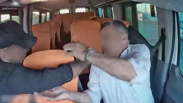 Yol verme meselesi dehşete dönüştü! Sürücüyü defalarca yumrukladılar