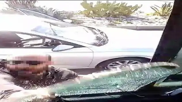 Yol vermeyen otobüse saldırıp yumrukla camını patlattı