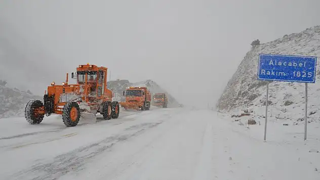 Yola çıkacaklar dikkat!  Kar yağışı, Konya- Antalya kara yolunda ulaşımda aksamalara neden oldu