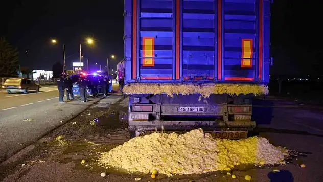 Yola dökülen limon posası karayolunu savaş alanına çevirdi: 1 ölü, 11 yaralı
