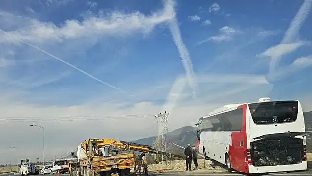 Yola düşen aydınlatma direğine çarpan otobüs kaza yaptı: 2 ölü
