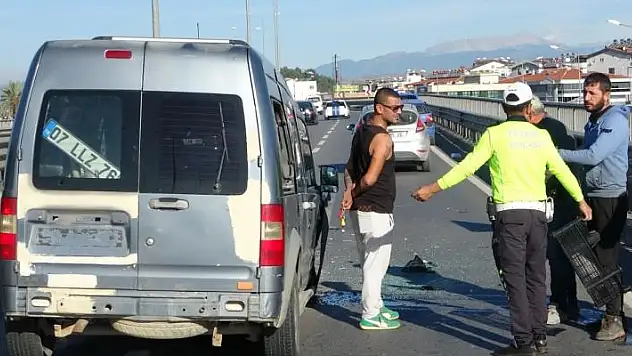 Yola düşen boş sebze kasası zincirleme kazaya neden oldu
