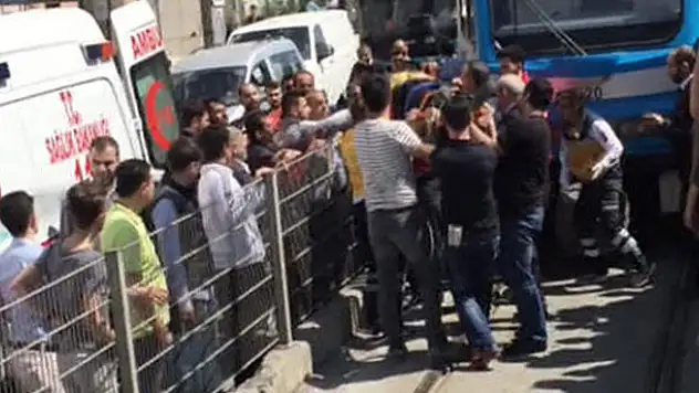 Yola düşen kadını tramvay sürükledi