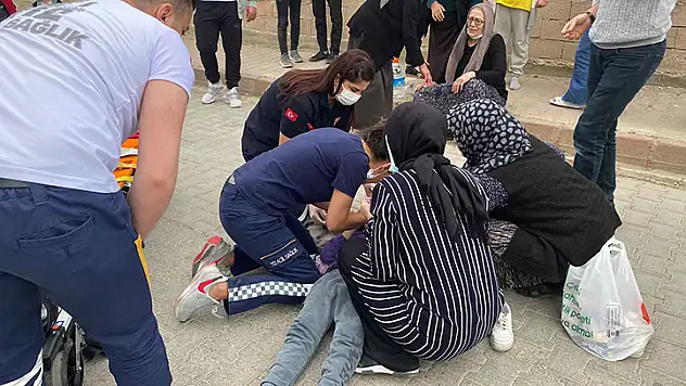 Yola fırlayan çocuğa otomobil çarptı