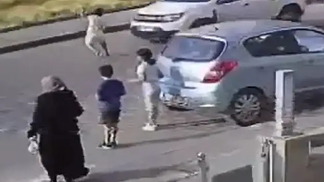Yola fırlayan çocuğa otomobil çarptı kaza anı kamerada
