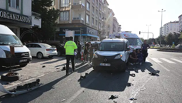 Yola kontrolsüz çıkan sürücü kazaya neden oldu: 3 yaralı