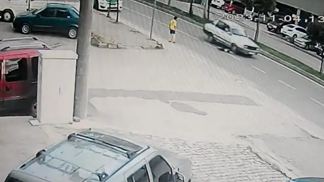 Yola koşan çocuk seyir halindeki otomobilin altında metrelerce sürüklendi!