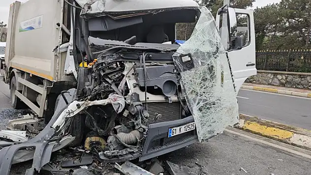 Yolcu almak için yavaşlayan İETT otobüsüne, çöp kamyonu çarptı: 2'si ağır 3 yaralı