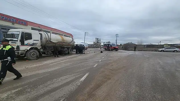 Yolcu dolu minibüs vidanjöre çarptı, 12 kişi yaralandı
