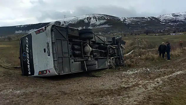Yolcu midibüsü şarampole devrildi: 20 yaralı
