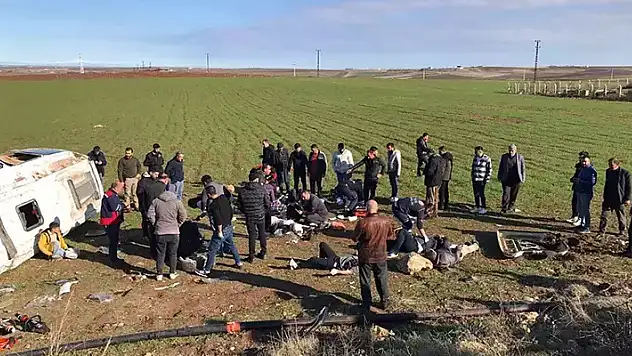 Yolcu minibüsü şarampole yuvarlandı: 4'ü ağır 16 yaralı
