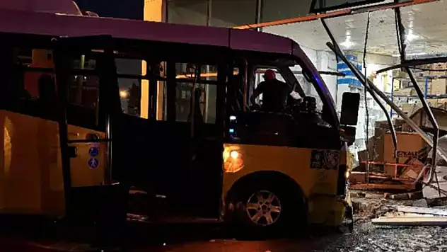 Yolcu minibüsü ve otomobil çarpıştı! 10 kişi yaralandı
