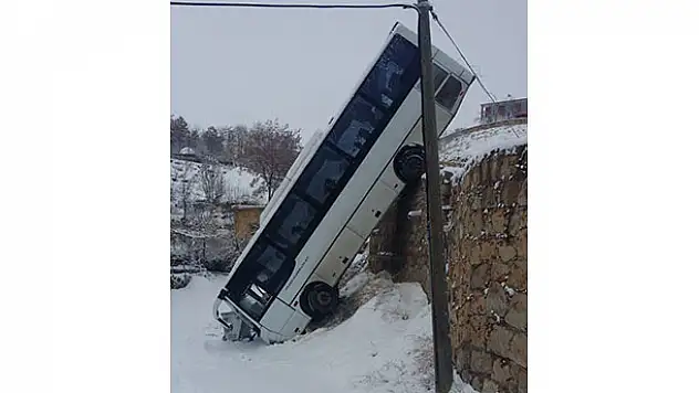 Yolcu otobüsü 6 metrelik duvardan düştü: 1 yaralı