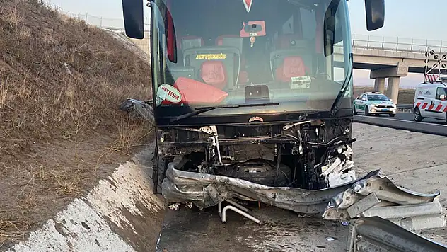 Yolcu otobüsü bariyere çarptı: 3 yaralı
