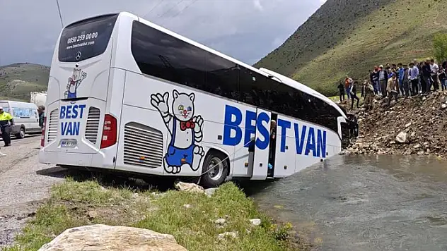 Yolcu otobüsü dereye yuvarlandı: 5 yaralı
