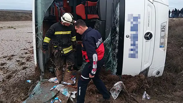 Yolcu otobüsü devrildi: 1 ölü, 17 yaralı