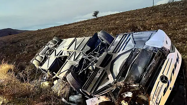 Yolcu otobüsü devrildi: 2 ölü, 21 yaralı