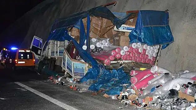 Yolcu otobüsü ile kamyon çarpıştı: 7 yaralı