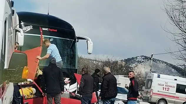 Yolcu otobüsü ile otomobil çarpıştı: 1 ölü, 1 ağır yaralı