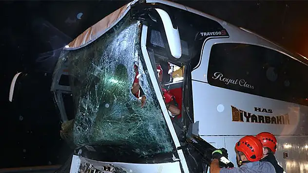 Yolcu otobüsü ile tır çarpıştı: 37 yaralı