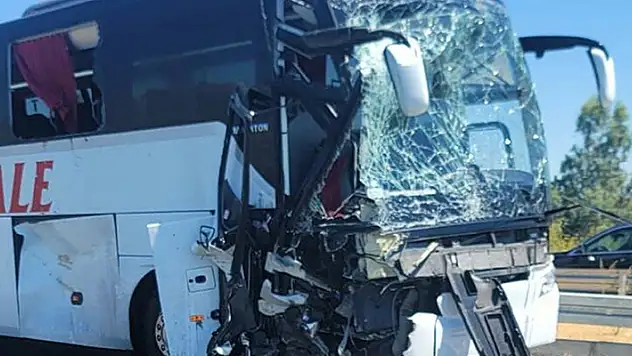 Yolcu otobüsü, iş makinesine arkadan çarptı: 1'i ağır, 8 yaralı
