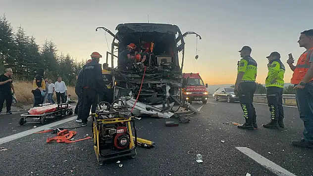 Yolcu otobüsü kamyona çarptı: 1 ölü, 10 yaralı