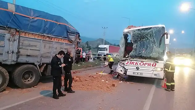 Yolcu otobüsü kamyona çarptı: 1 ölü, 9 yaralı

