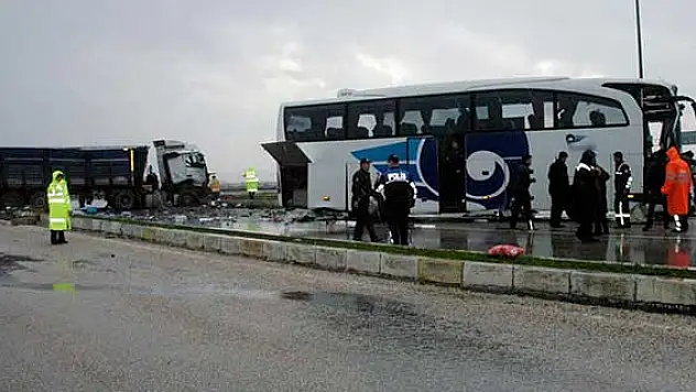 Yolcu otobüsü kamyonla çarpıştı: 19 yaralı