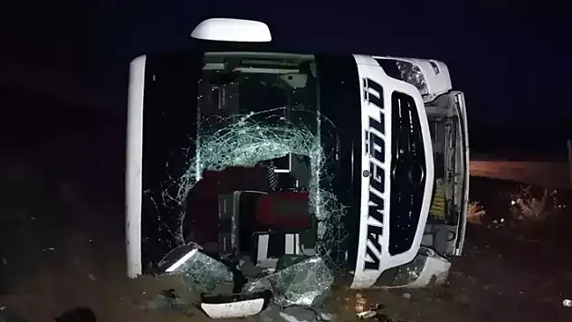 Yolcu otobüsü şarampole devrildi: 15 yaralı 