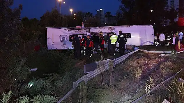 Yolcu otobüsü şarampole devrildi: 2 ölü, 21 yaralı