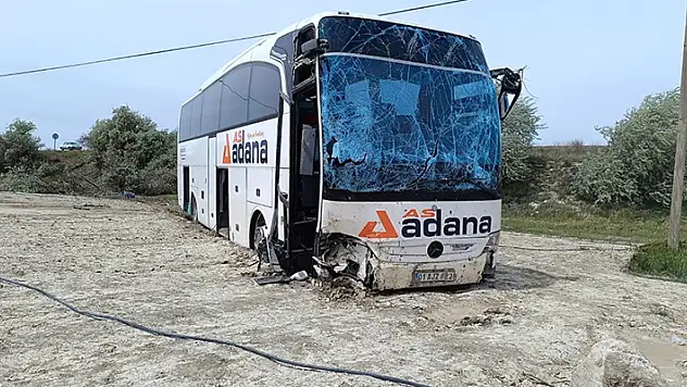 Yolcu otobüsü şarampole devrildi: 4 yaralı

