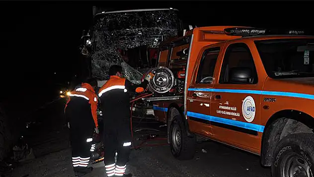 Yolcu otobüsü tıra çarptı: 1 ölü, 23 yaralı