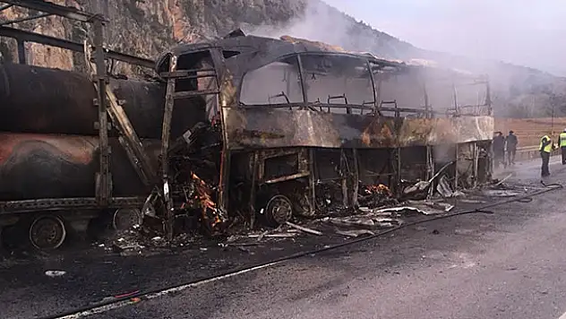 Yolcu otobüsü tıra çarptı! Ölü ve yaralılar var