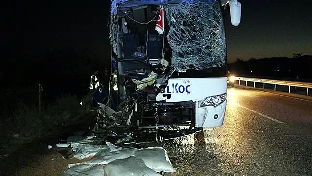Yolcu otobüsü, yem yüklü kamyona çarptı: 1 ölü, 36 yaralı
