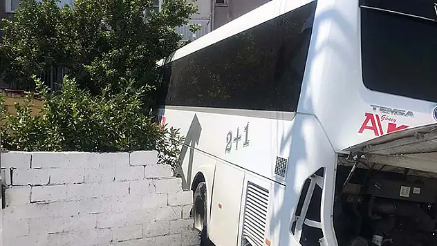 Yolcu otobüsünün eve çarptığı kaza kamerada: 1 ölü, 15 yaralı
