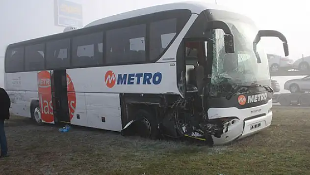 Yolcu otobüsüyle kamyon çarpıştı: 4 yaralı