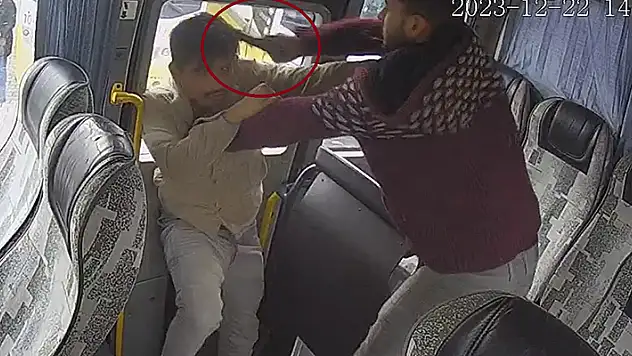 Yolcuların bulunduğu minibüste husumetlisini vurup, düştüğü yerde darbetti