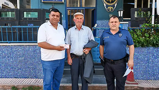 Yolda bulduğu parayı sahibine teslim etti