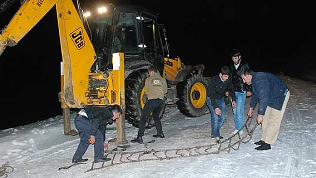 Yolda kalan sürücüleri belediye ekipleri kurtarıyor
