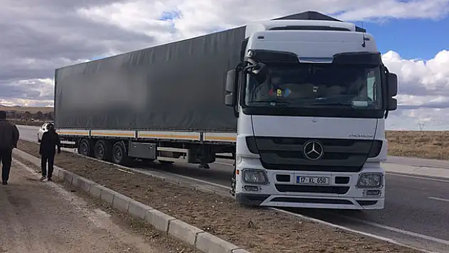 Yolda kalp krizi geçiren tır sürücüsü hayatını kaybetti