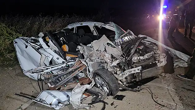 Yolda park halindeki tıra çarpan otomobilin sürücüsü yaralandı