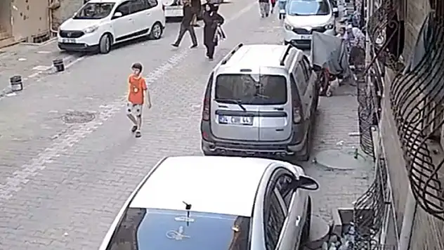 Yolda yürüyen kadın, hırsızın hedefi oldu cebinden telefonu çalındı