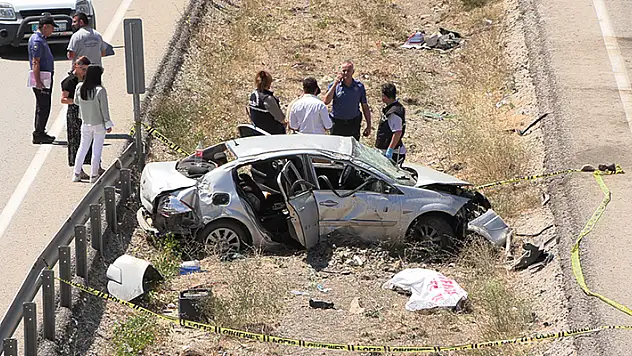 Yoldaki su kanalına devrilen otomobilin sürücüsü öldü, 3 yaralı
