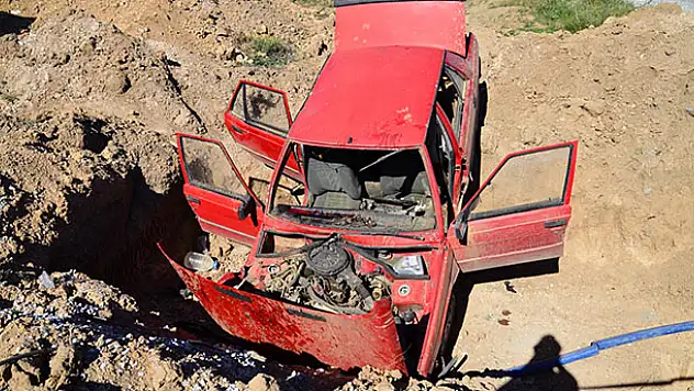 Yoldan çıkan otomobil inşaat çukuruna düştü: 2 yaralı