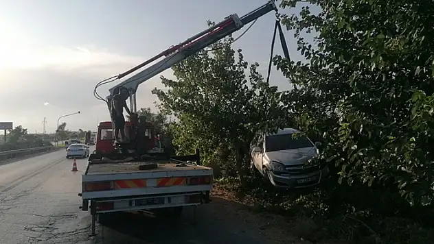 Yoldan çıkan otomobil takla atıp bahçeye girdi! Ağaçlara saplanan araçta 3 kişi yaralandı 
