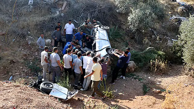 Yoldan çıkıp 50 metre yuvarlanan otomobilin sürücüsü öldü
